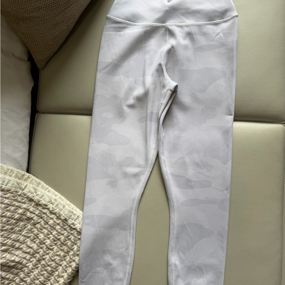 ALO Yoga Subtle Camo Leggings in Light Gray